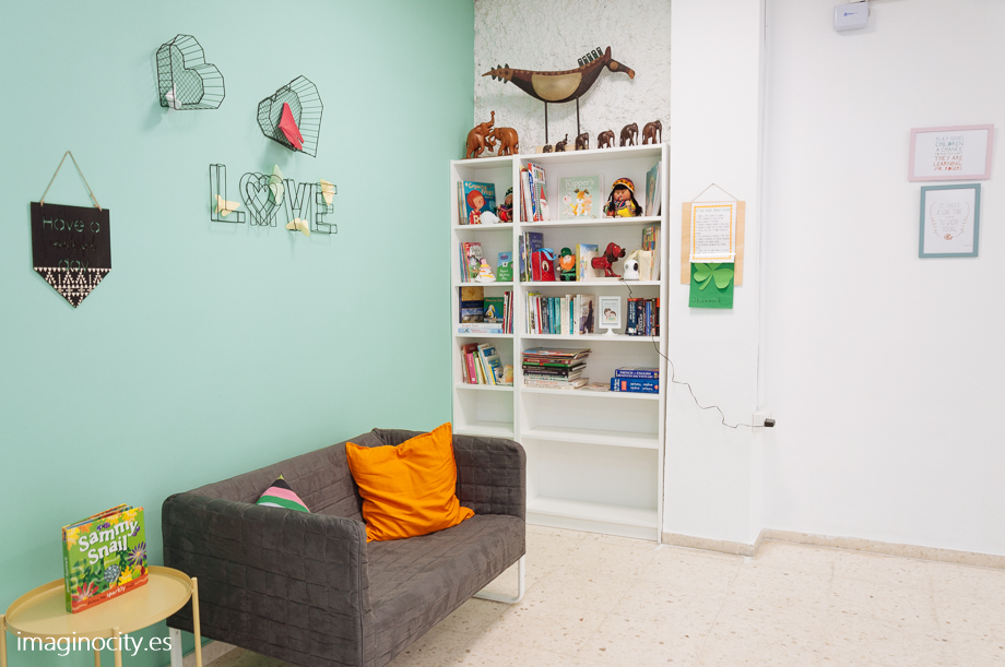 Sala de recepción de Imaginocity, con el mural LOVE y la estantería de cuentos