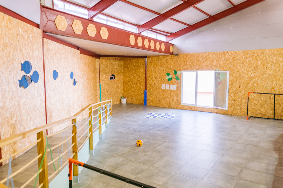 Sala diáfana de Imaginocity con suelo de madera, usada para talleres y actividades