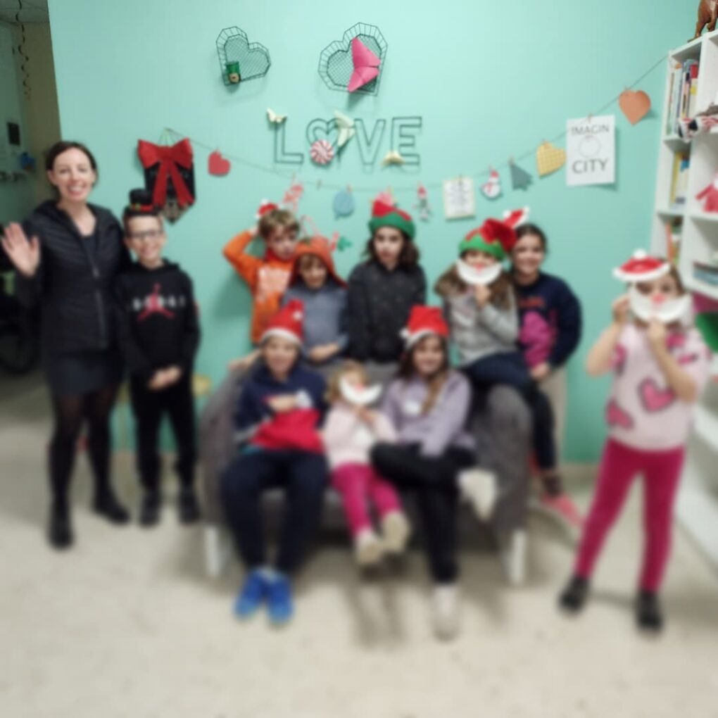 Grupo de alumnos y profesoras en el aula decorada para Navidad