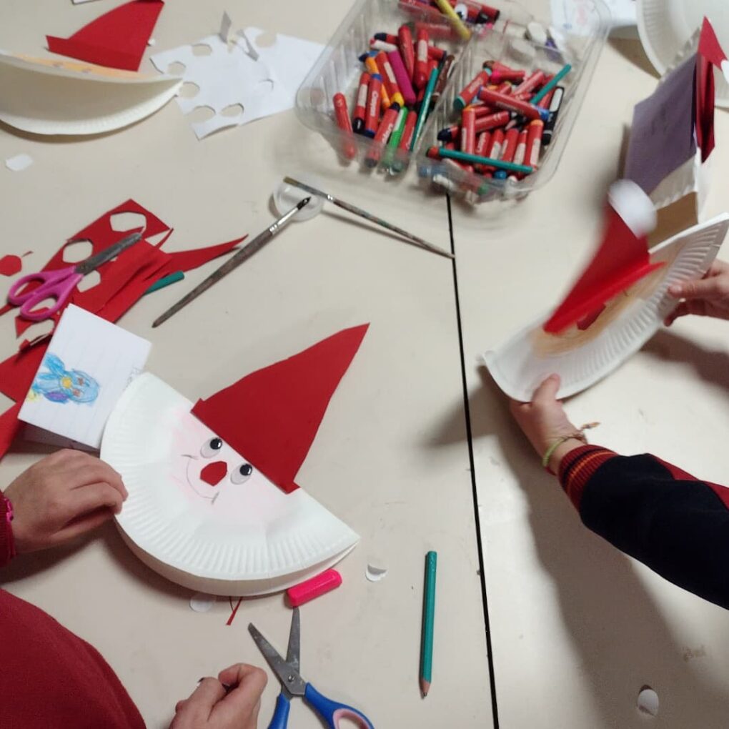 Manualidad navideña: recortando gorros de Papá Noel con cartulina y rotuladores