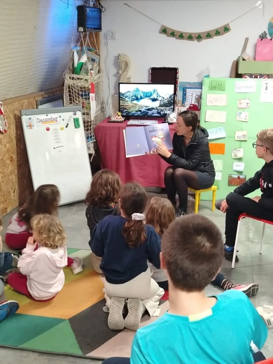 Vista del aula de Imaginocity con niños trabajando en distintas zonas