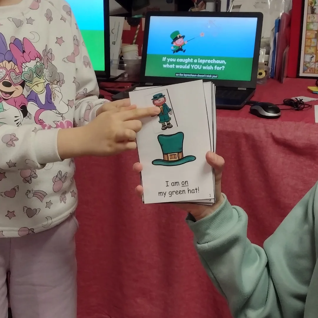 Niña señalando una tarjeta de vocabulario en inglés durante la clase