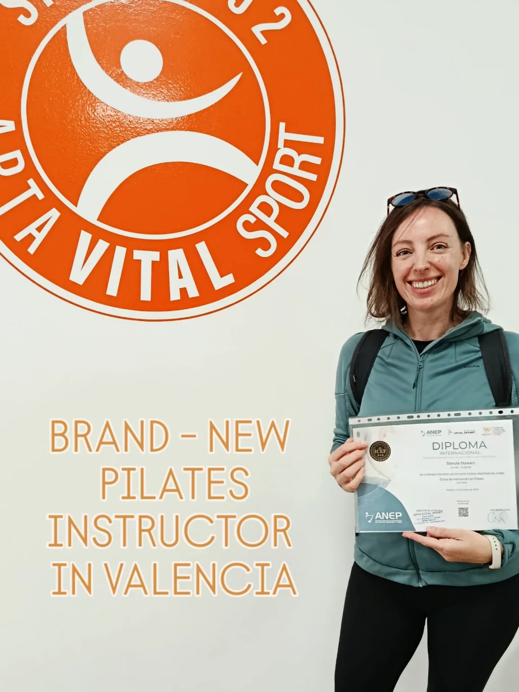Danuta, instructora de Pilates certificada en Valencia, con su diploma