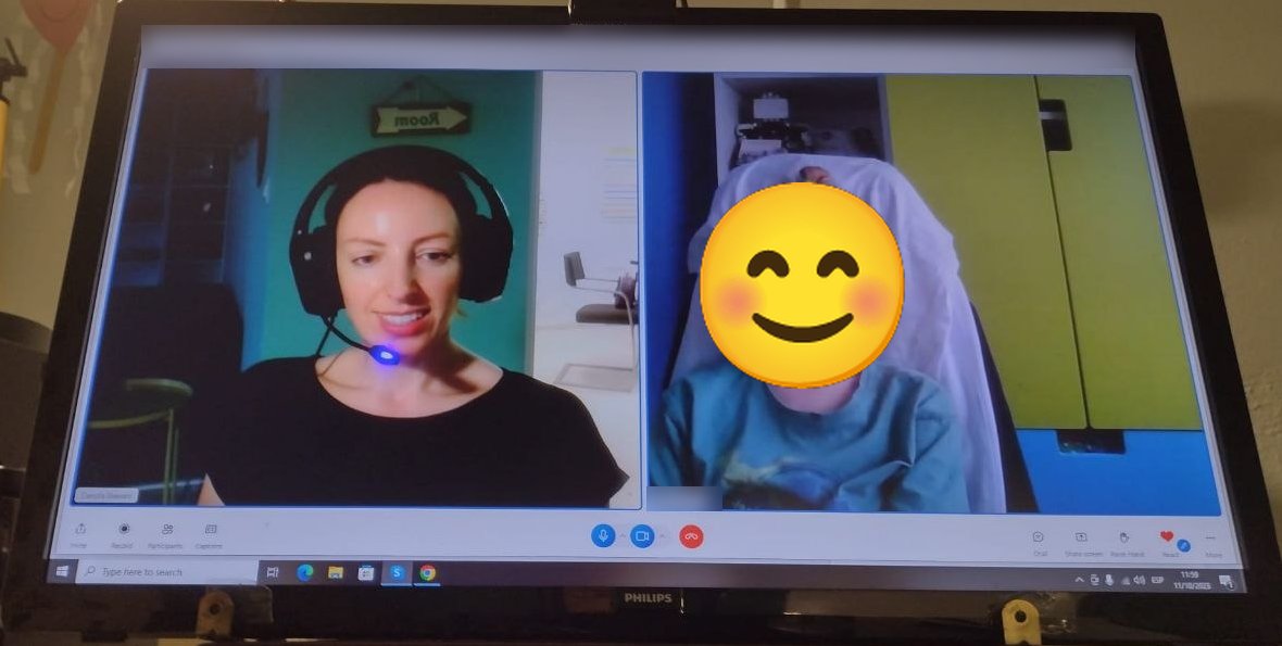 Danuta dando una clase de inglés online por videollamada